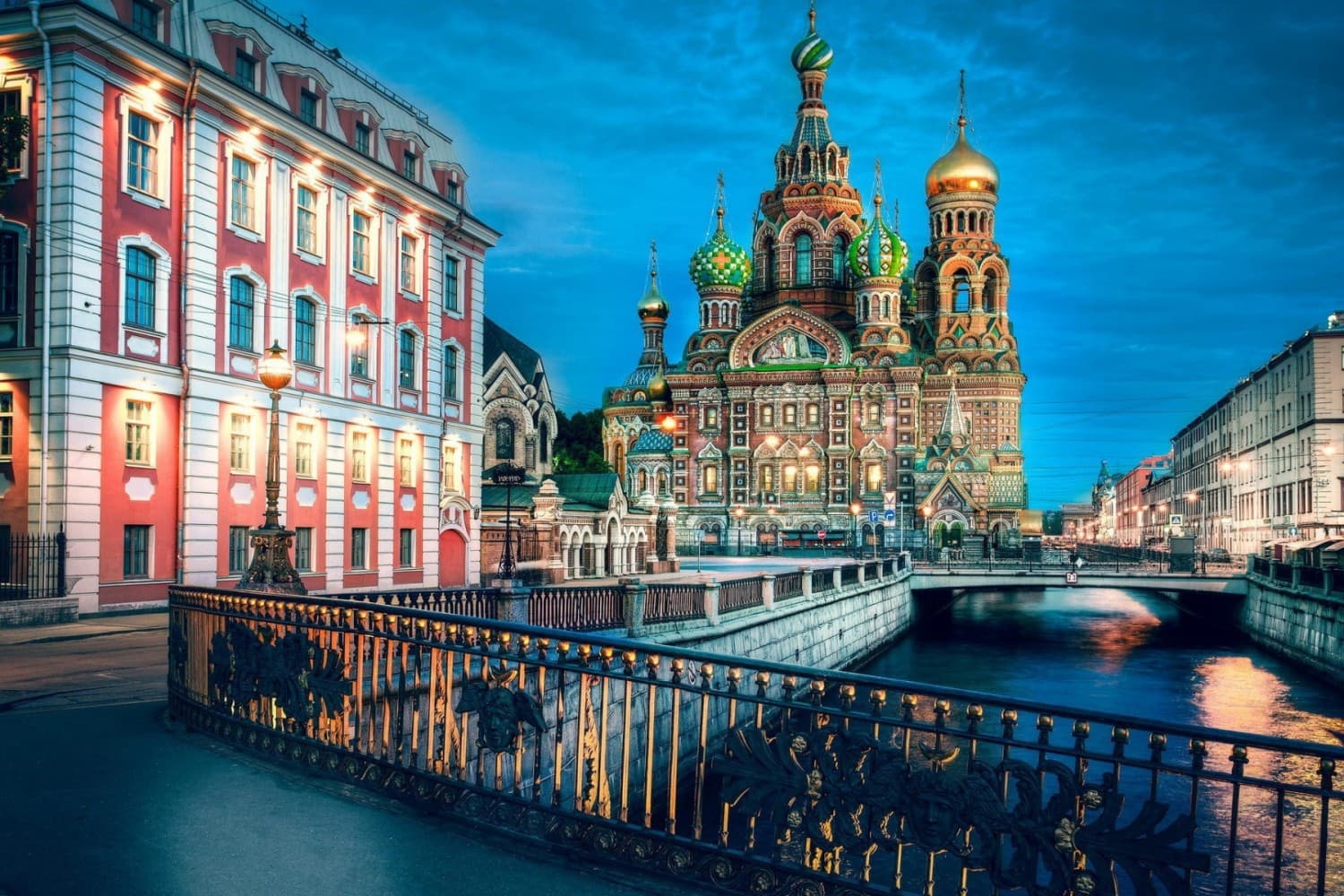 Saint Petersburg là thành phố du lịch bậc nhất ở Nga với hơn 200 viện bảo tàng với hơn 6000 di tích