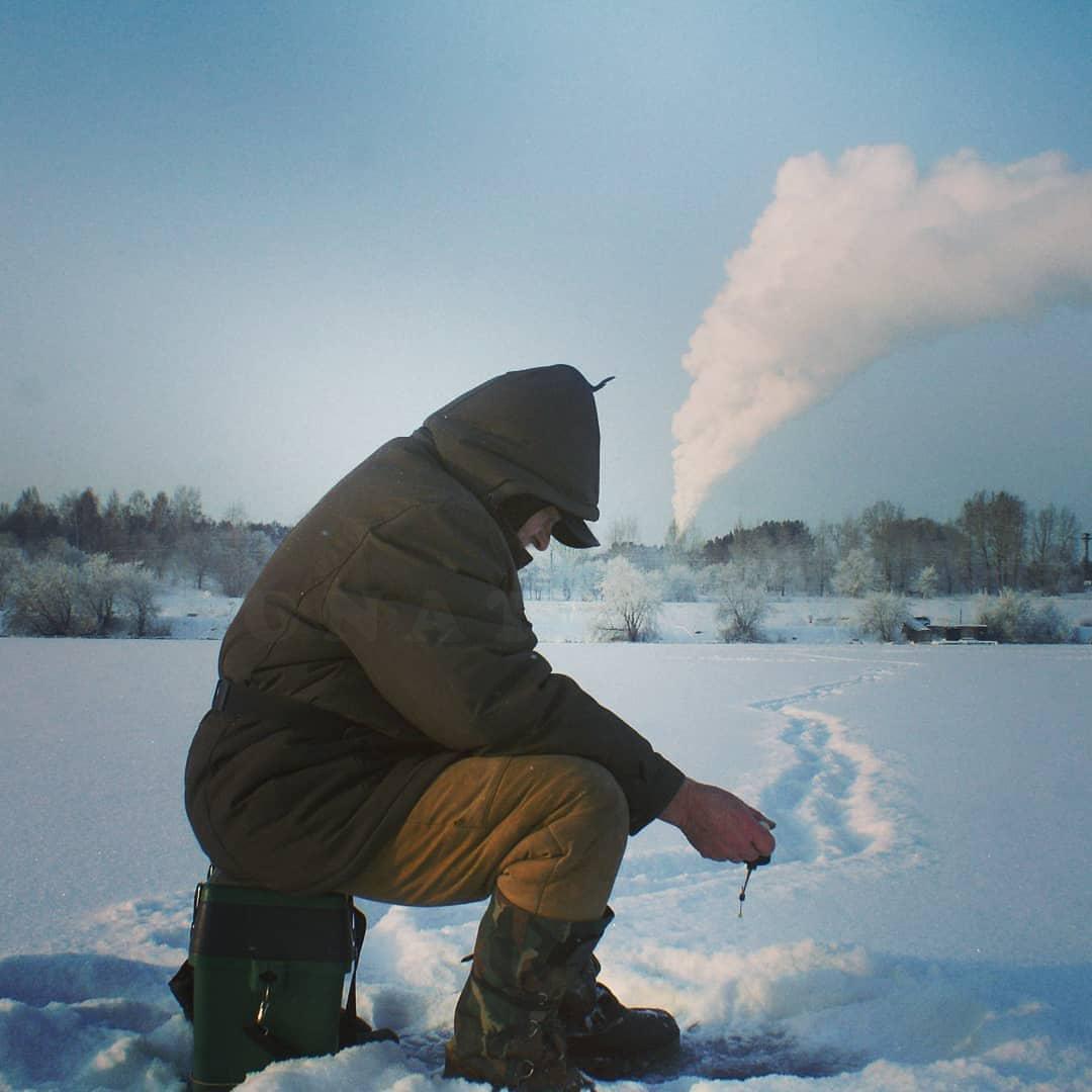 Thú vui câu cá trên dòng sông băng vào mùa đông ở Nga