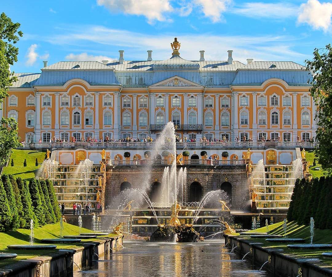 Mỗi tháng năm, hàng ngàn khách du lịch tập trung tại lễ hội đài phun nước ở Peterhof,St. Petersburg