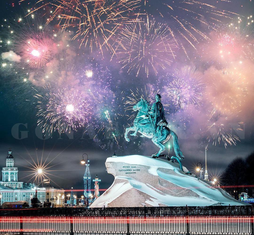 Bức tượng biểu tượng của Peter Đại đế trên Quảng trường Thượng viện trong những đêm trắng