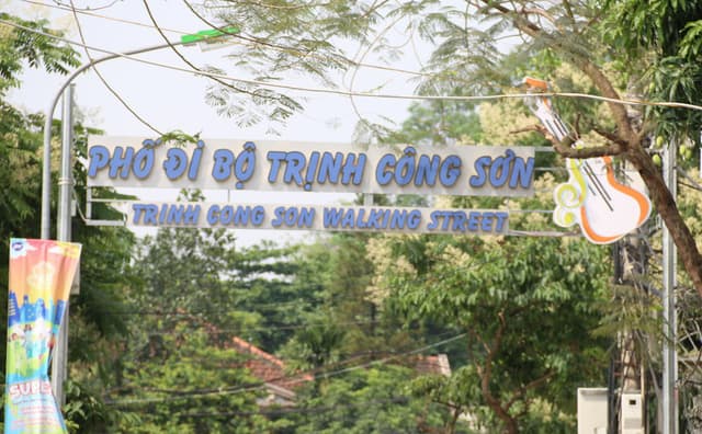 Đường Trịnh Công Sơn –Con đường ôm trọn Hồ Tây