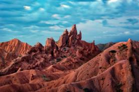 Hẻm núi Skazka (Fairytale Canyon) – Kỳ quan đá đỏ huyền ảo bên hồ Issyk-Kul