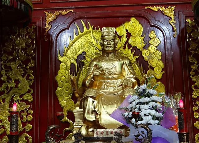 Tượng thờ vua Quang Trung
