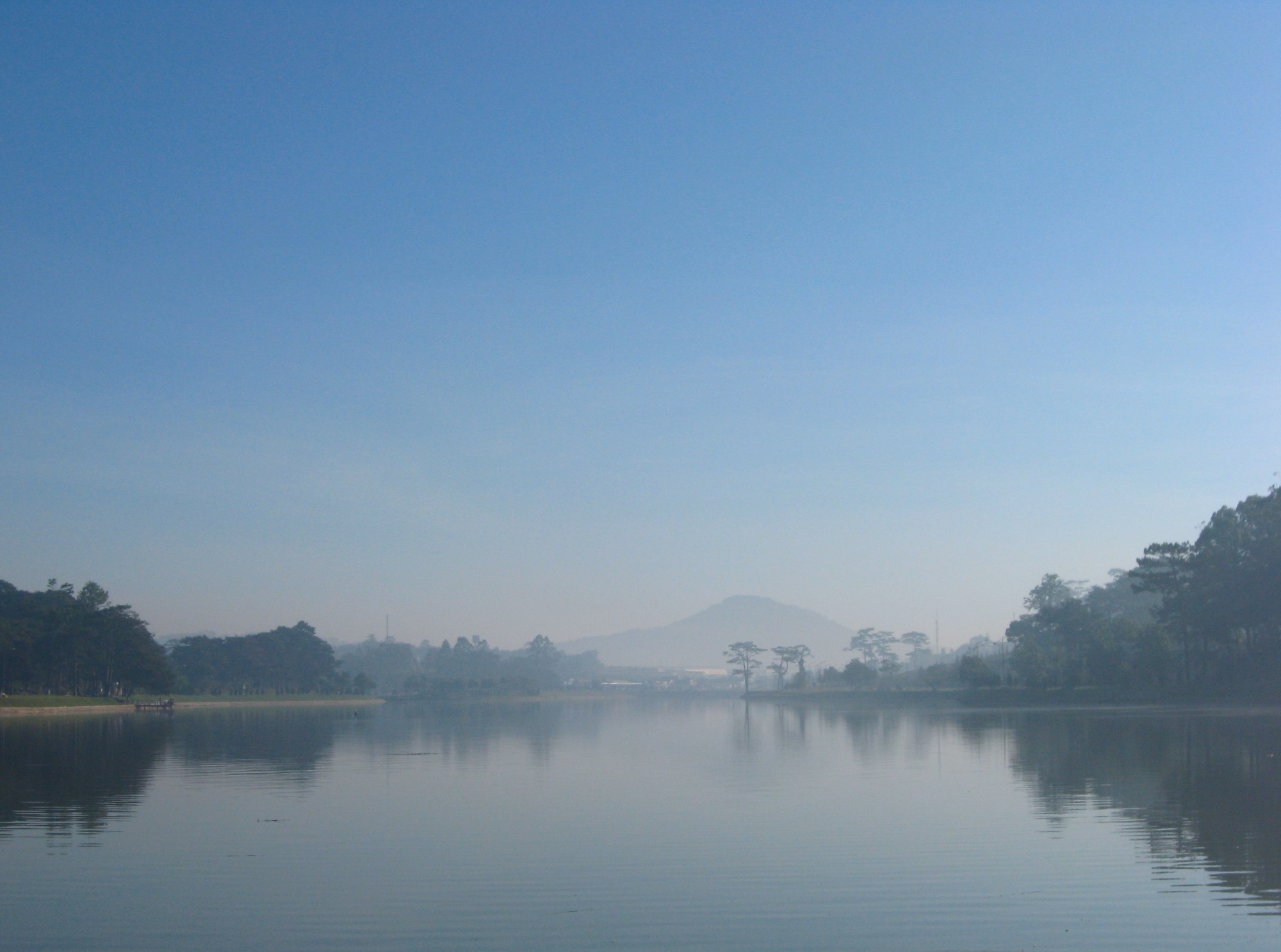 Hồ Xuân Hương sáng sớm