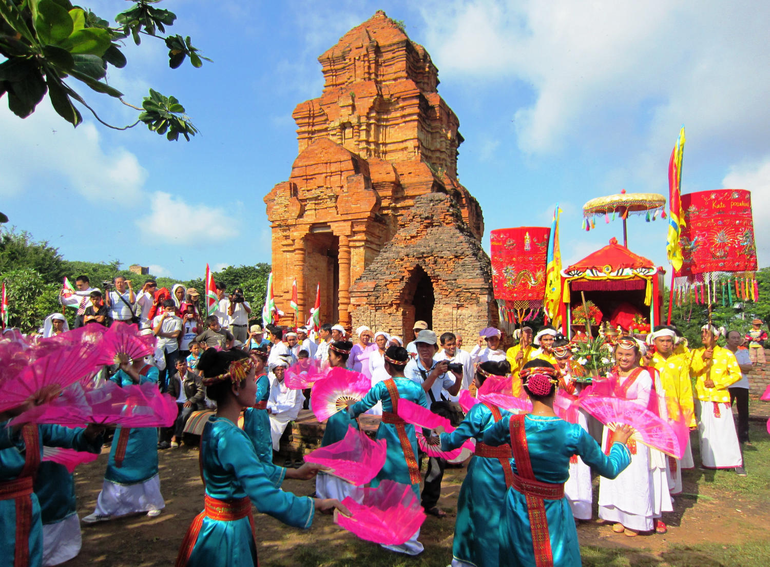 Lễ hội tại Tháp Bà Ponagar Nha Trang