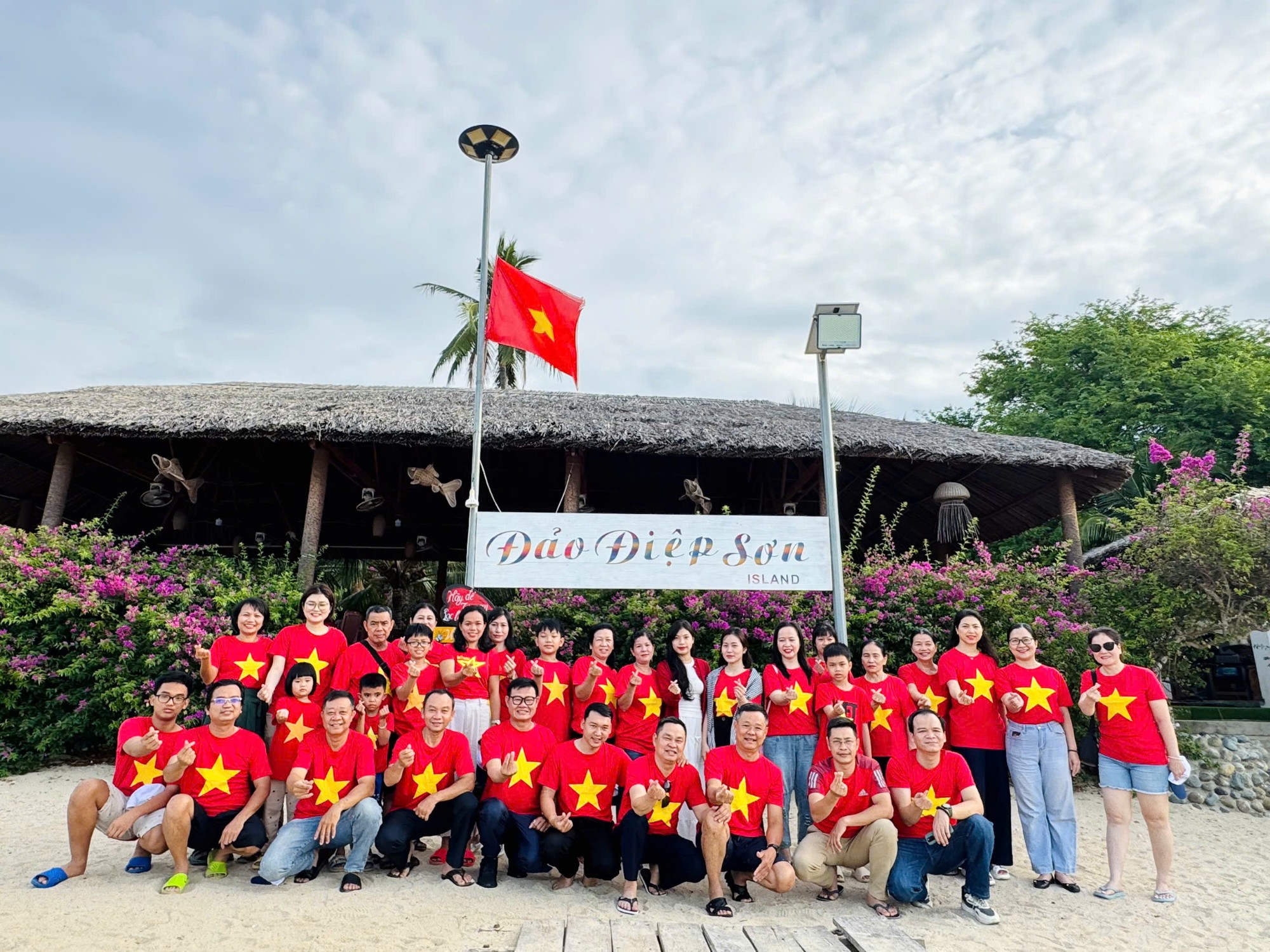 Tour đảo Điệp Sơn – Chinh Phục “Con Đường Đi Bộ Giữa Đại Dương” cùng Vietcombank