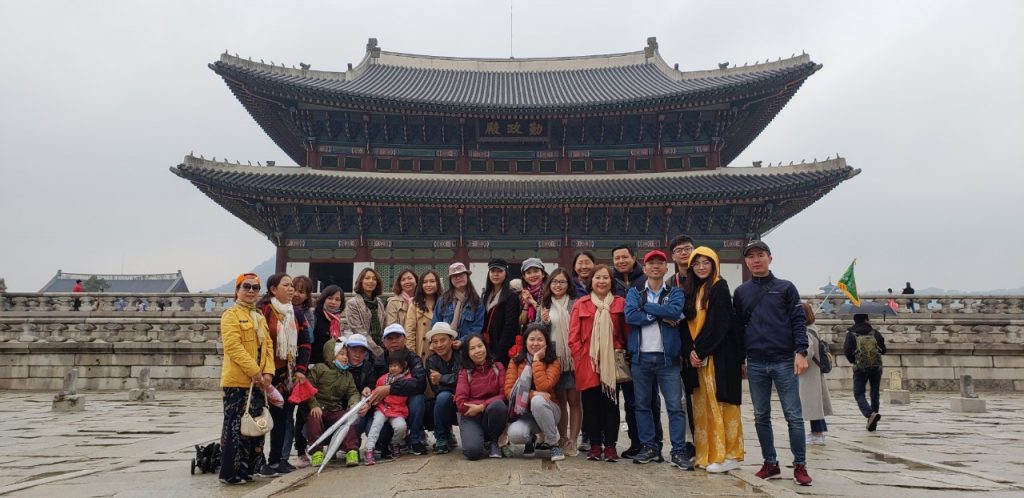 Chụp ảnh kỷ niệm trong tour du lịch ở Hàn Quốc - Gonatour