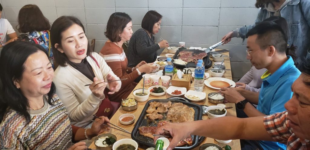 Thưởng thức thịt nước và rượu Soju ở Hàn Quốc