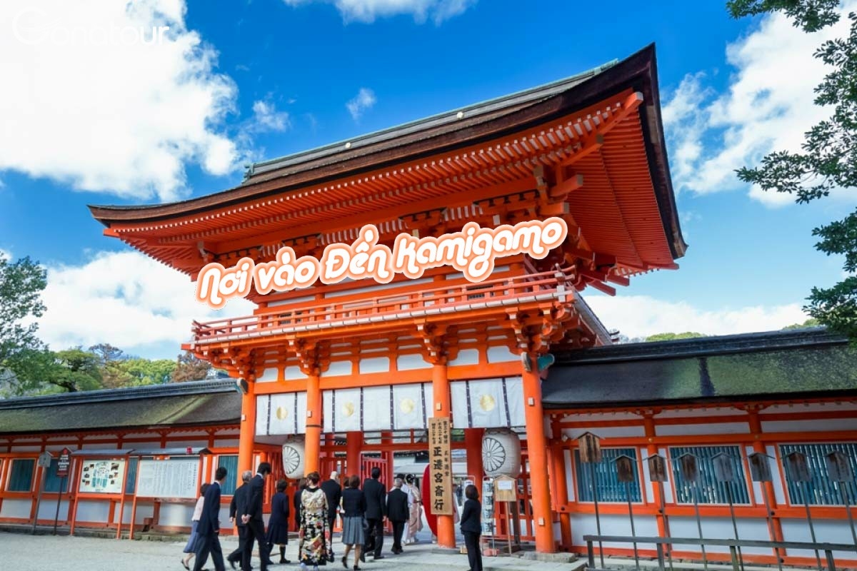 Đền Shimogamo một trong hai ngôi đền cổ nhất tại Kyoto. Đền thuộc khu Đền Kamo mang giá trị văn hóa