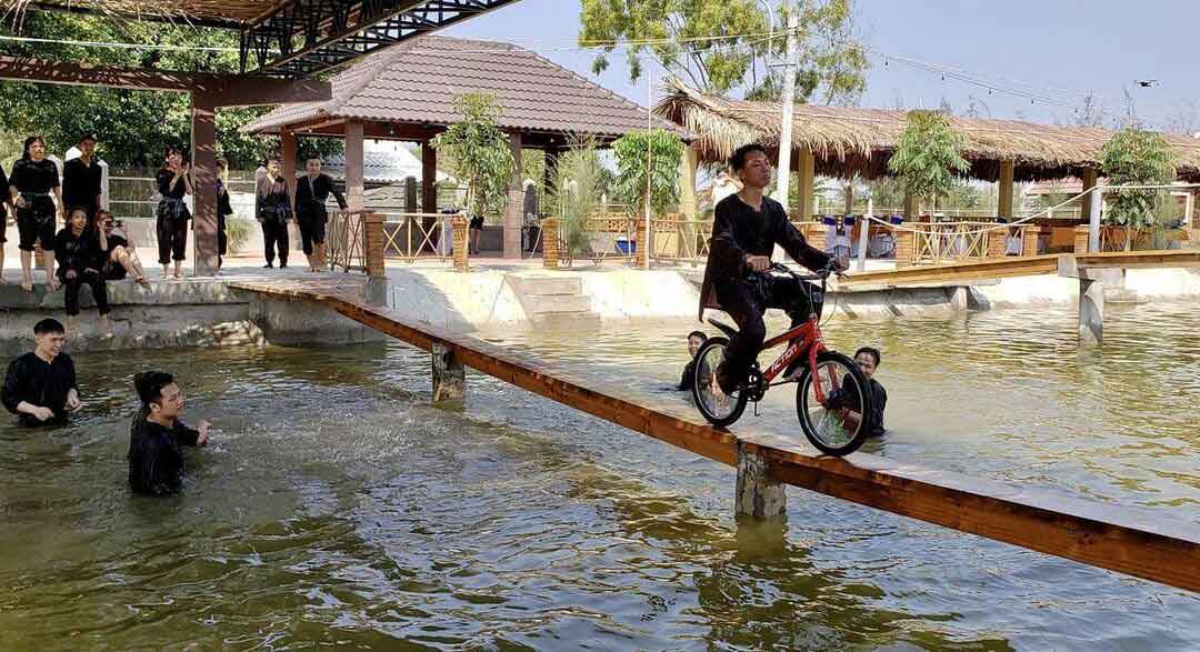 đi xe đạp qua cầu khỉ