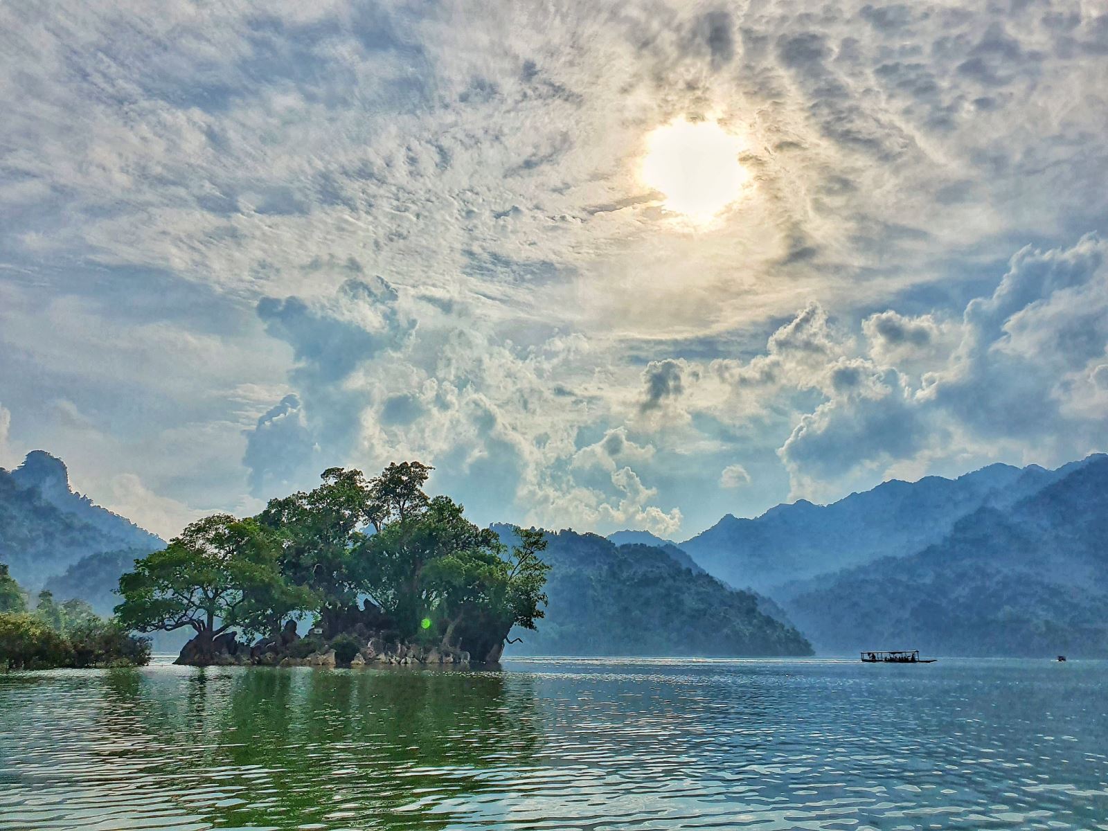 Tour du lịch : Hồ Ba Bể - Thác Bản Giốc - Chùa Phật Tích Trúc Lâm - Động Ngườm Ngao - Hang Pác Pó